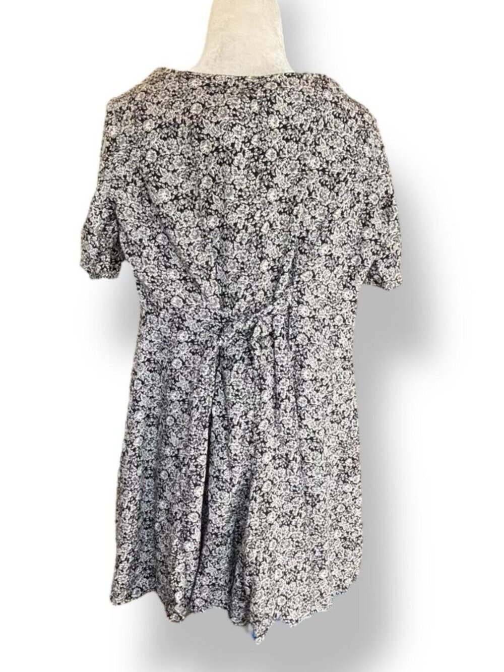Express Black White Floral
